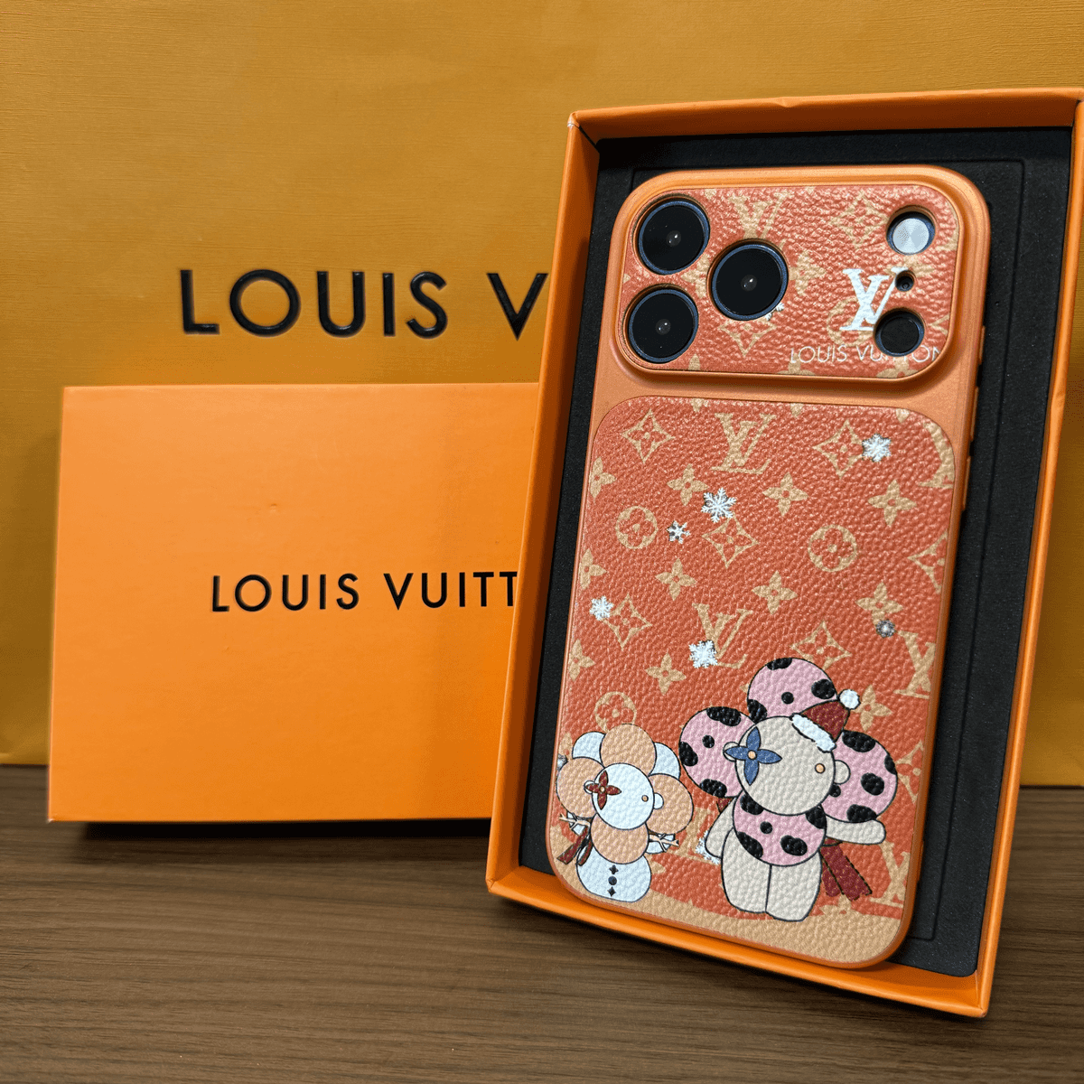 Luxuriöse iPhone-Hülle mit mehrfarbigem Monogramm