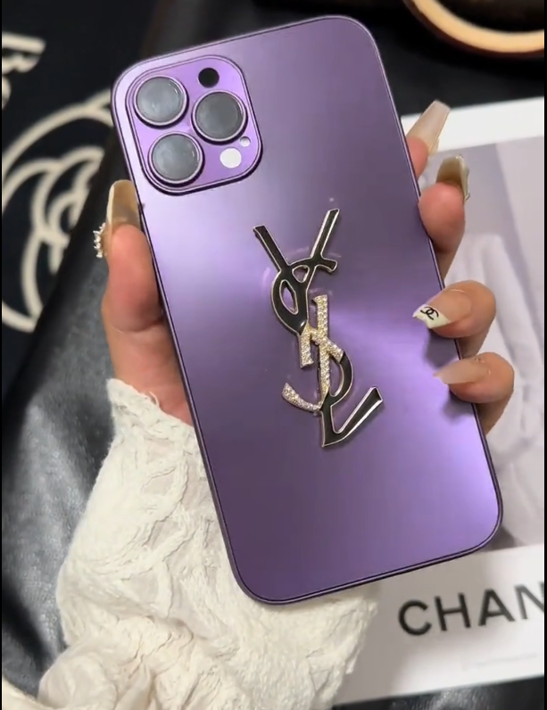 Elegante iPhone-Hülle „Letter Shine x Mono“.
