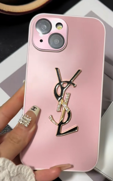 Elegante iPhone-Hülle „Letter Shine x Mono“.